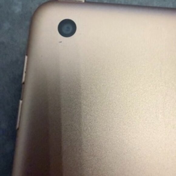 Apple iPad (6th Generation) - 32GB Wi-Fi - Gold - Picture 5 of 10